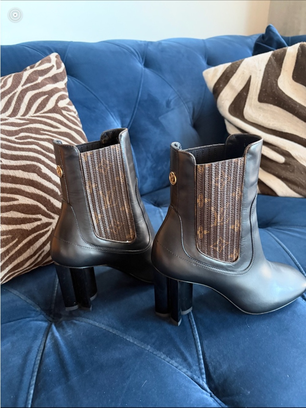 Like new- worn once Louis Vuitton SILHOUETTE CHELSEA ANKLE BOUT 8CM